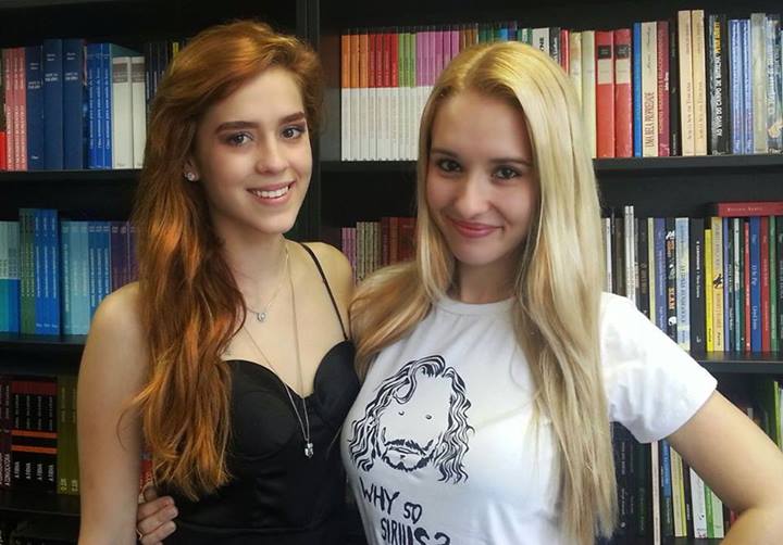 Sophia Abrahão e Carolina Munhóz assinam contrato para novo livro de fantasia para jovens
